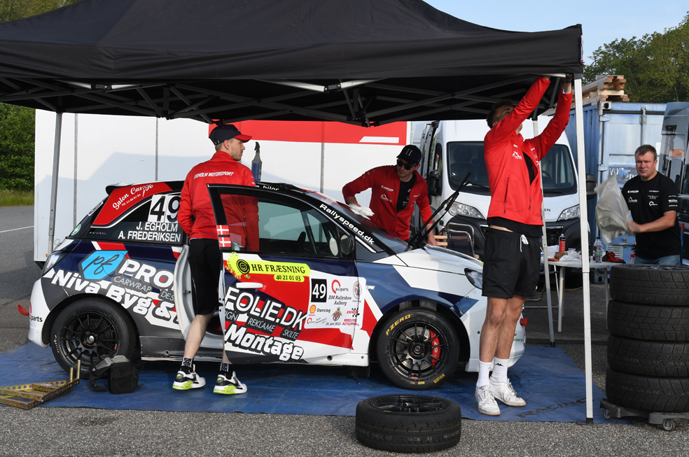Teamwork er alfa og omega i rally. Jacob og Anders i rollen som teltholdere, mens Simon Vallentin pudsede bil og Peter Egholm tog sig af morgenbordet
(Foto: MD/specialpress@gmail.com)
